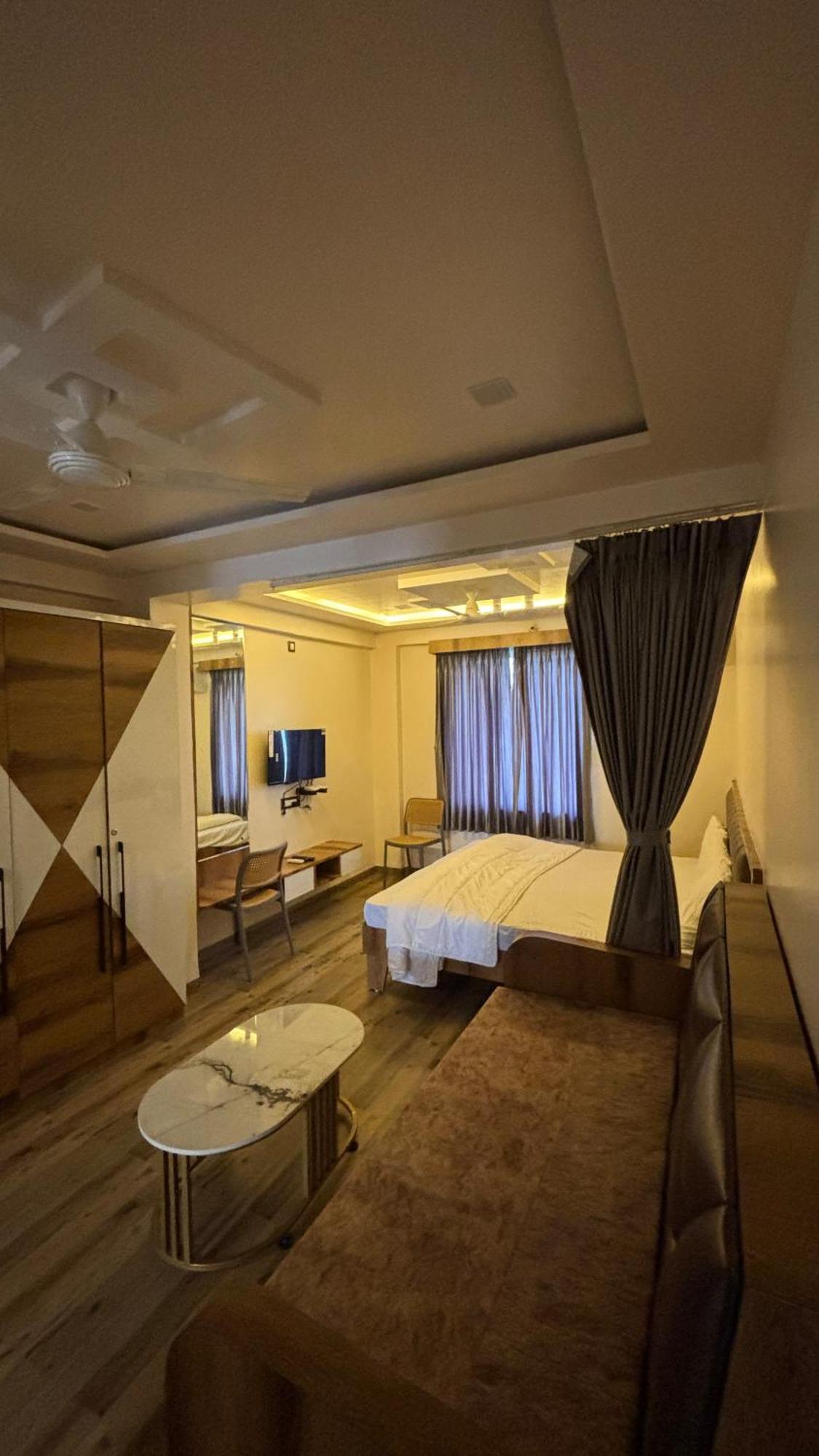 Royal Pure Veg Restaurant And Lodging Hotel Ambegaon Exterior photo